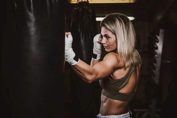 Portret van vrouwelijke bokser op haar training met bokszak — Stockfoto