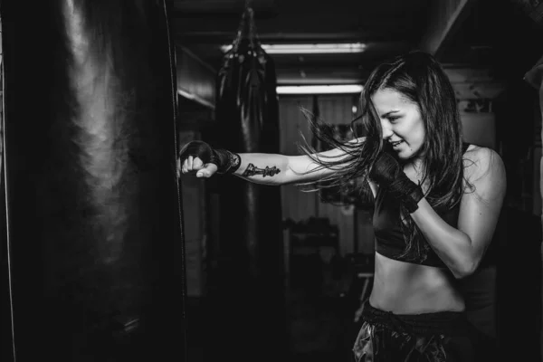Portret van vrouwelijke bokser op haar training met bokszak — Stockfoto