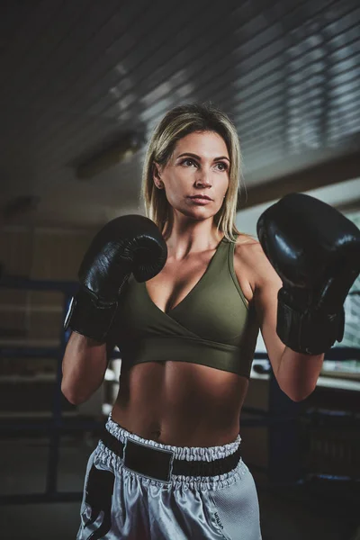 Porträt einer erfahrenen Boxerin — Stockfoto