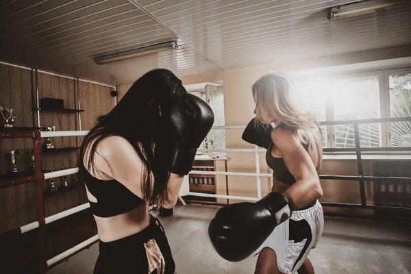 Coach en haar nieuwe stagiaire hebben een sparring — Stockfoto