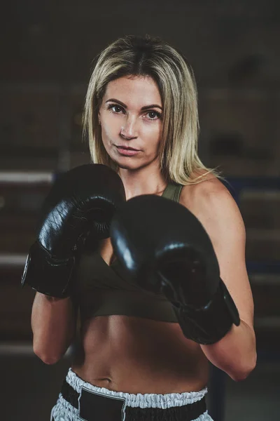 経験豊富な女性ボクサーの肖像 — ストック写真
