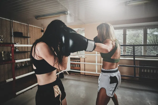 Coach en haar nieuwe stagiaire hebben een sparring — Stockfoto