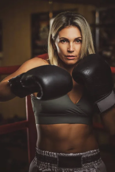 Portrait of experienced female boxer — Stock Photo, Image