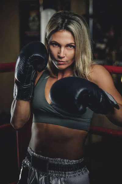Retrato de una boxeadora experimentada —  Fotos de Stock
