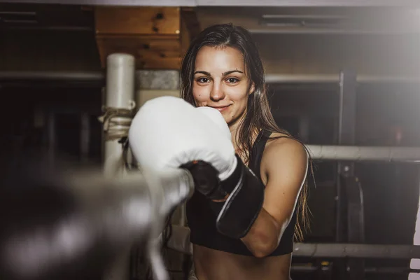 Portret van brunette vrouwelijke bokser — Stockfoto