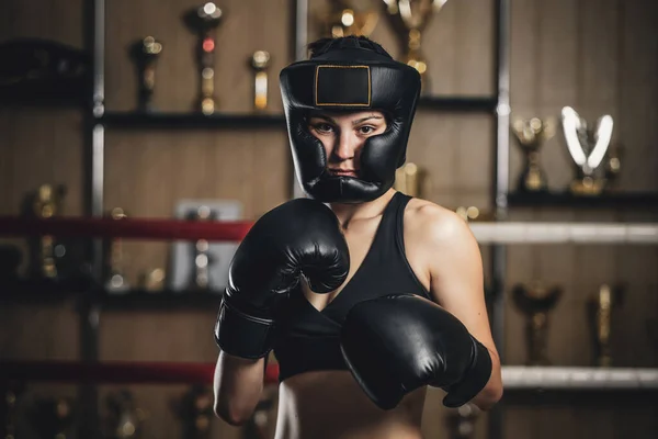 Boxer féminin est prêt à se battre — Photo