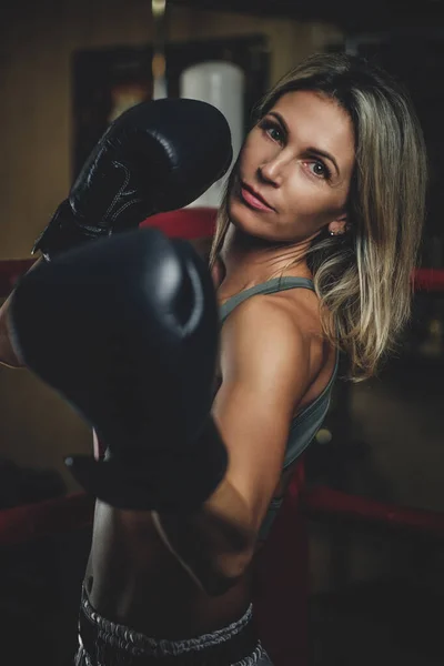 Portret van ervaren vrouwelijke bokser — Stockfoto