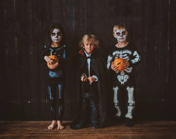 A gyerekek készen állnak meglátogatni három neiborhoodot. — Stock Fotó
