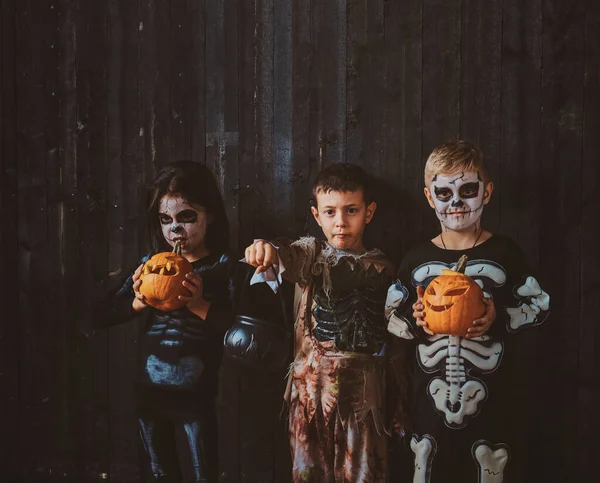 Los niños están disfrutando de la fiesta de Halloween treir — Foto de Stock