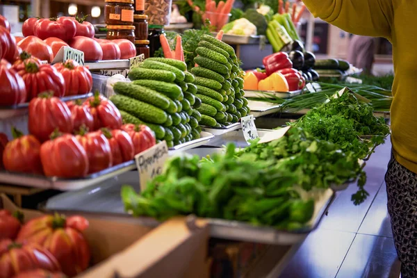 Leckeres buntes Gemüse auf Bauernmarkt — Stockfoto