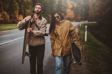 Genç romantik çift yan koltukta yürüyor.