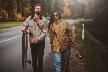 Genç romantik çift yan koltukta yürüyor.