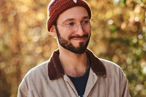 Portrait de jeune bel homme en lunettes — Photo