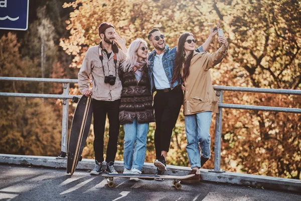 Flicka i glasögon gör selfie av sig med vänner — Stockfoto