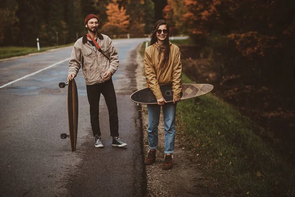 Jong romantisch paar zijn lopen op de sideroad — Stockfoto