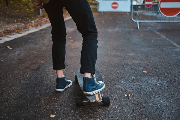 Cooler Student genießt Fahrt mit seinem Longboard — Stockfoto