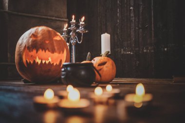 Cadılar Bayramı Balkabağı ve mum natürmort