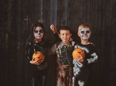 Çocuklar Cadılar Bayramı partisinin tadını çıkarıyorlar.