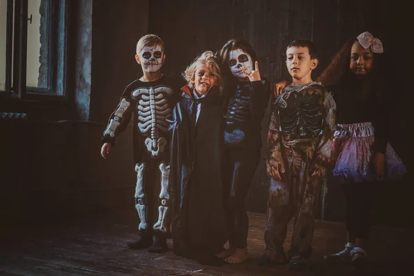 Los niños están disfrutando de la fiesta de Halloween treir —  Fotos de Stock