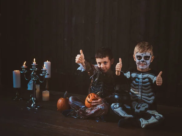 Los niños están disfrutando de la fiesta de Halloween treir — Foto de Stock