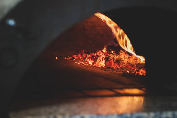 Pizza de padaria de pedra dentro do forno — Fotografia de Stock