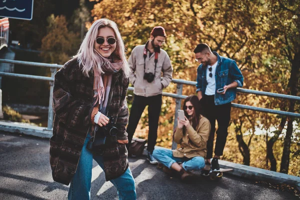 Mooi blond meisje en haar vrienden in de herfst park — Stockfoto