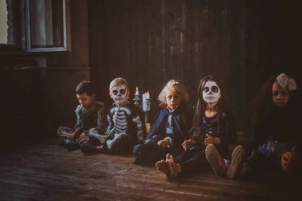 Los niños están disfrutando de la fiesta de Halloween treir — Foto de Stock