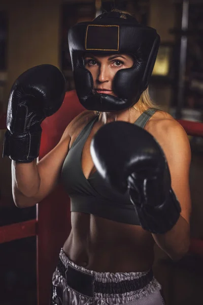 Female boxer is ready to fight — Stock Photo, Image