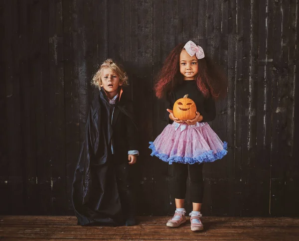 Dos niños pensativos están usando disfraces de Halloween. — Foto de Stock