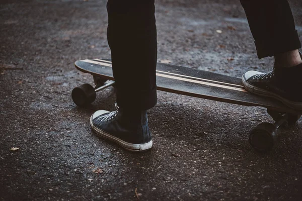 Cooler Student genießt Fahrt mit seinem Longboard — Stockfoto