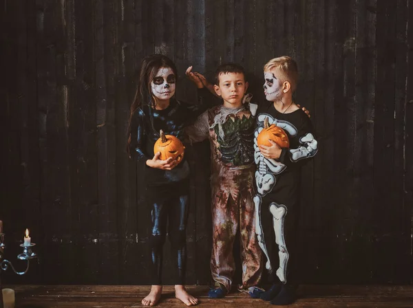 Los niños están disfrutando de la fiesta de Halloween treir —  Fotos de Stock