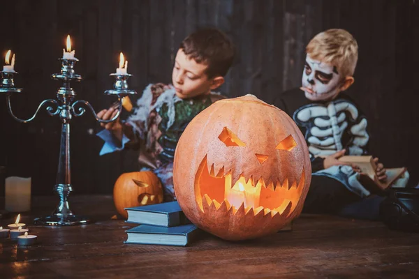 As crianças estão desfrutando de festa de Halloween treir — Fotografia de Stock