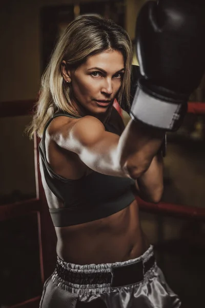 Portret van ervaren vrouwelijke bokser — Stockfoto