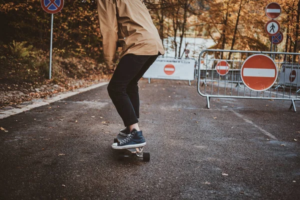 Cooler Student genießt Fahrt mit seinem Longboard — Stockfoto
