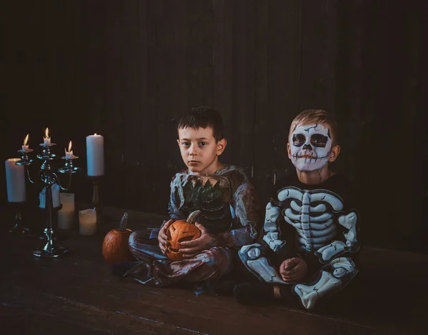 Los niños están disfrutando de la fiesta de Halloween treir — Foto de Stock