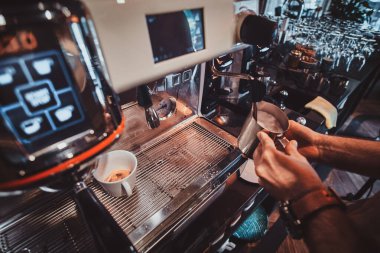 Kahve makinesi kullanılarak kahve yapma süreci