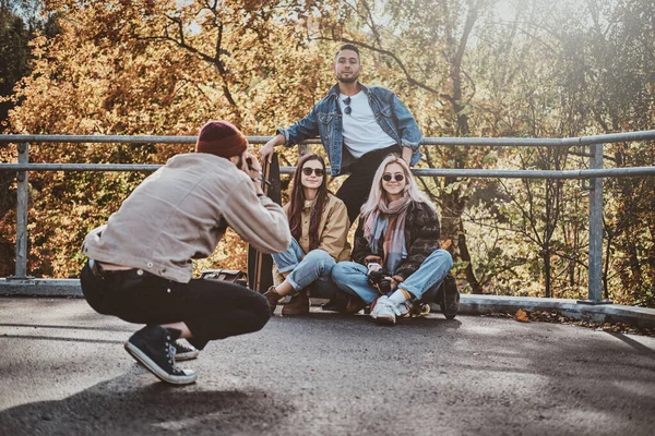 Man is taking photo of his friends on the brige — Stock Photo, Image