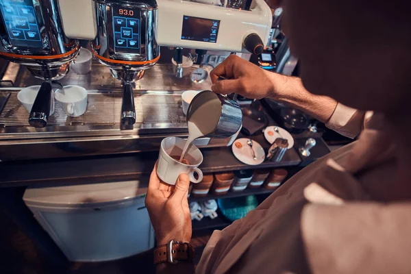 Processo de tomada de café usando máquina de café — Fotografia de Stock