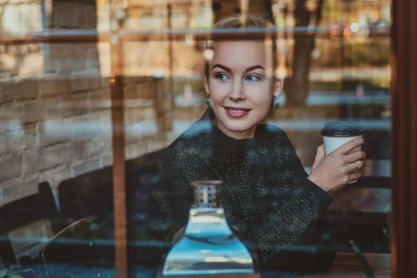 Mujer bonita está bebiendo bebidas en la cafetería — Foto de Stock
