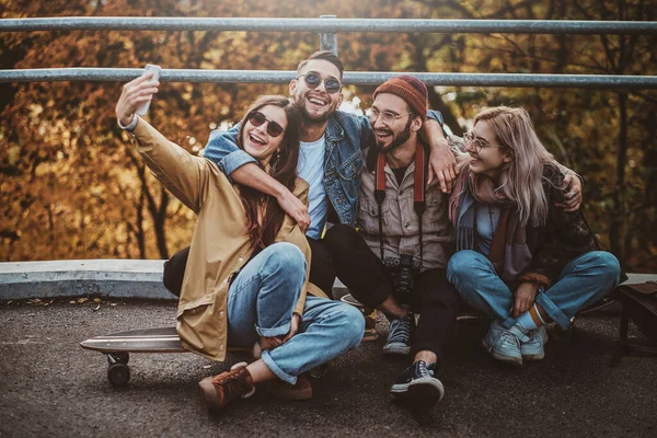 Grupp människor njuter av solig höstdag i parken — Stockfoto