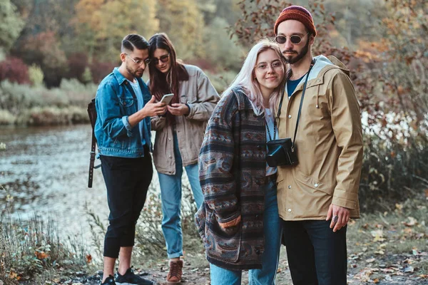 Grupo de talentos tienen un tiempo nise en el bosque de otoño — Foto de Stock