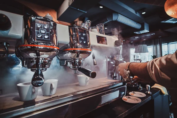 Processo de tomada de café usando máquina de café — Fotografia de Stock