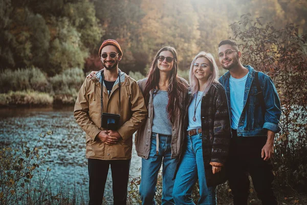 Grupo de talentos tienen un tiempo nise en el bosque de otoño — Foto de Stock