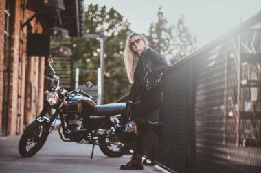 Kadın baiker fotoğrafçı için poz