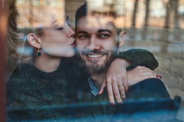 Romantik çift birlikte harika vakit geçiriyor.