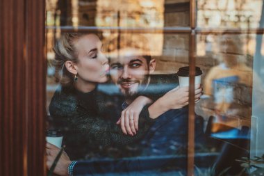Romantik çift birlikte harika vakit geçiriyor.