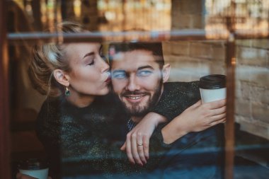 Romantik çift birlikte harika vakit geçiriyor.