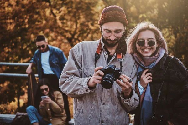 Mensen kijken foto 's op fotocamera — Stockfoto