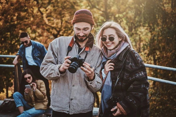 Mensen kijken foto 's op fotocamera — Stockfoto