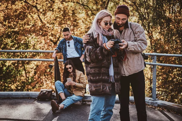 As pessoas estão assistindo fotos na câmera fotográfica — Fotografia de Stock